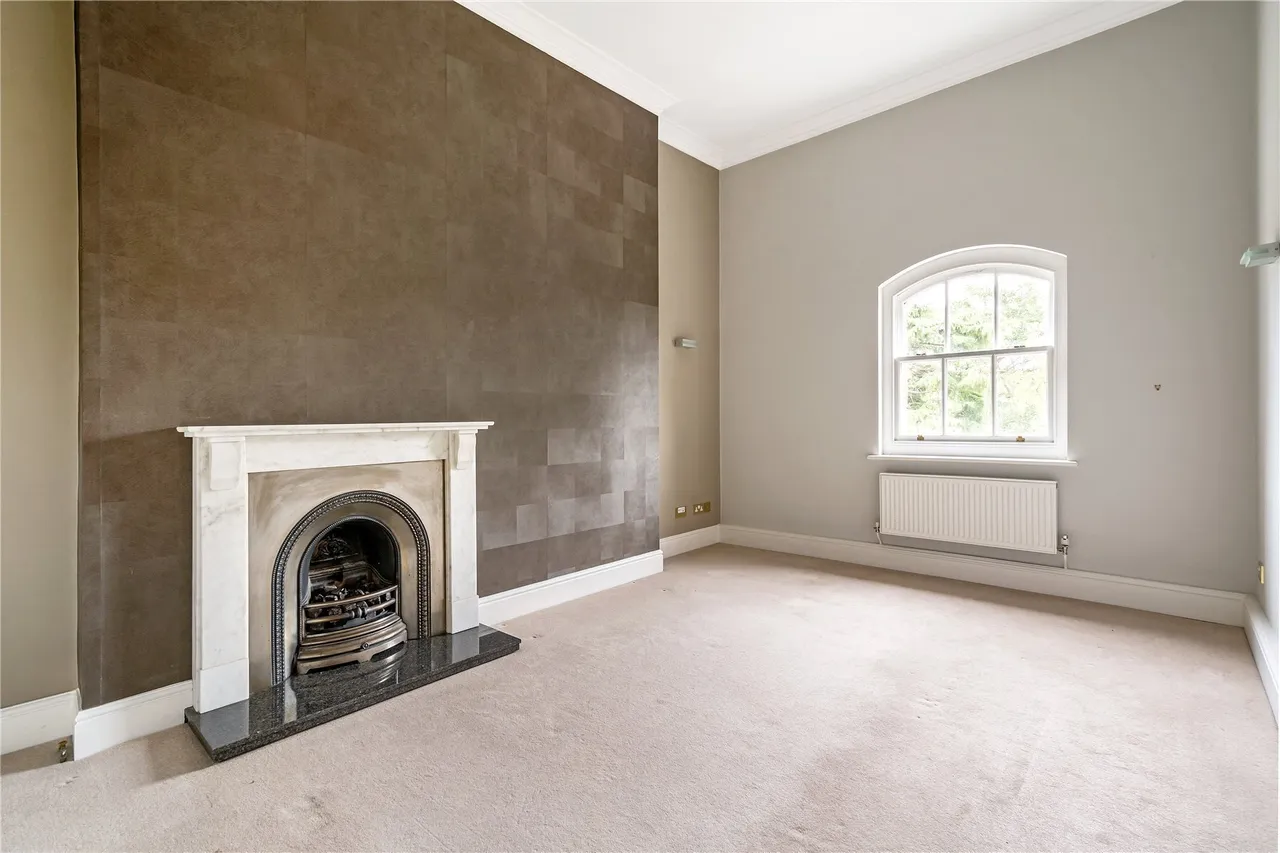 Ellesmere Place, Walton-on-Thames, KT12, photo 2
