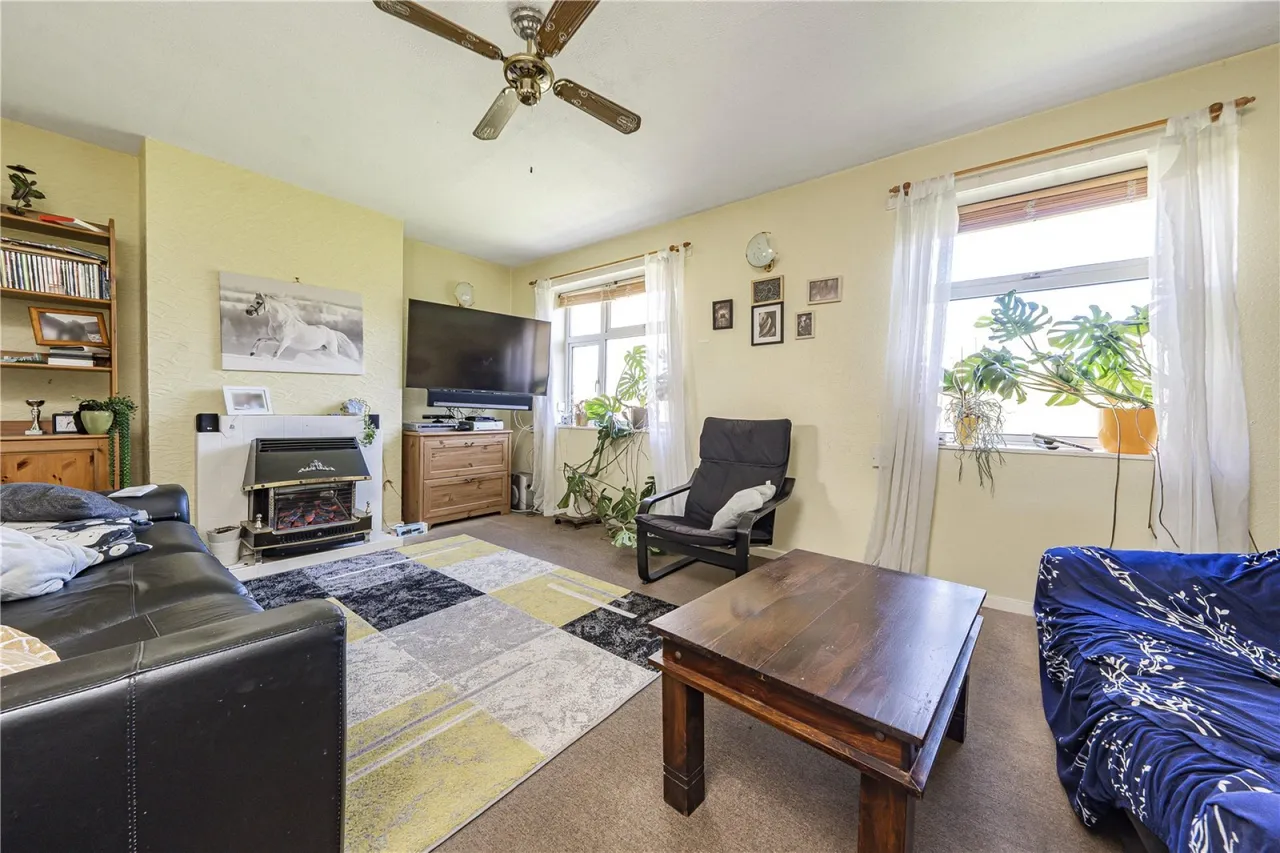Frensham Drive, London, photo 2