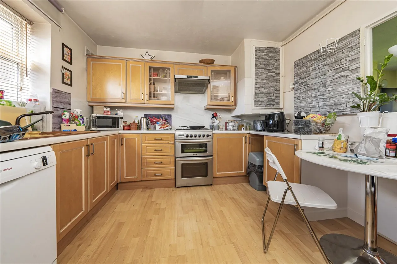 Frensham Drive, London, photo 4