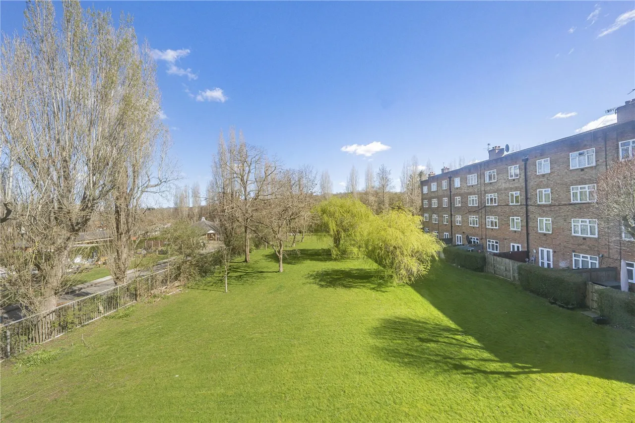 Frensham Drive, London, photo 10