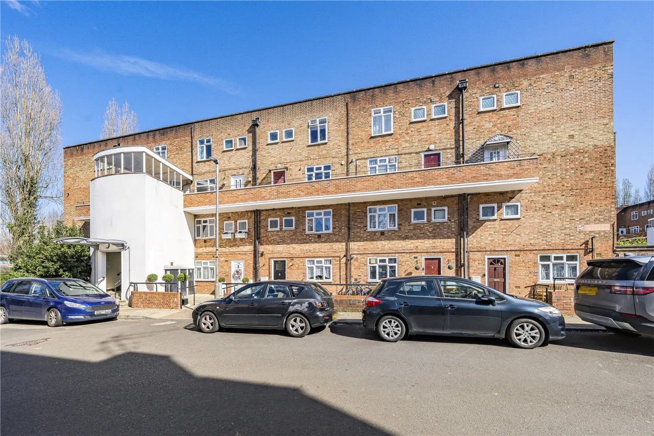 3 bed flat for sale, Frensham Drive, London