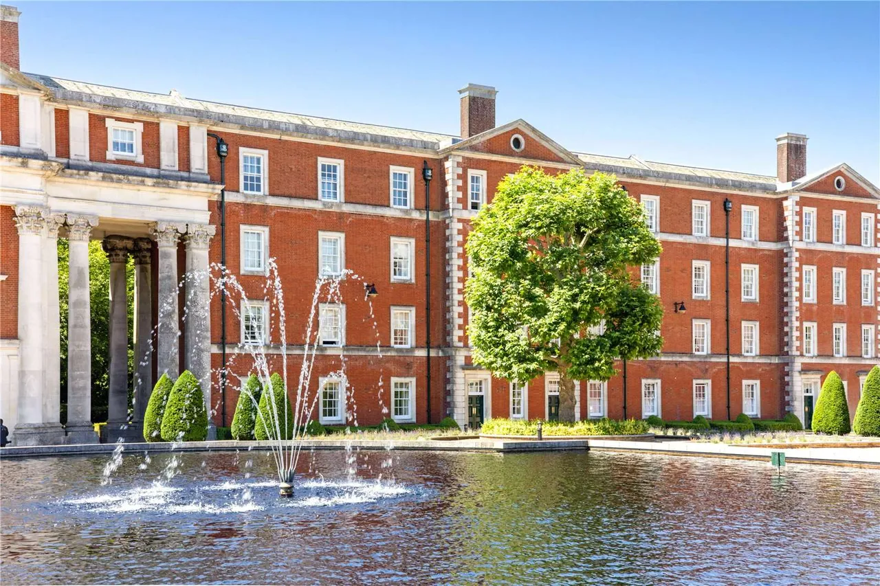 2 bed flat for sale, Peninsula Square, Winchester, SO23