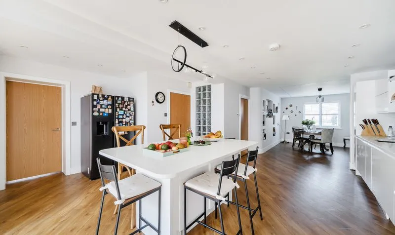 Richmond Crescent, Epsom, KT19, photo 3