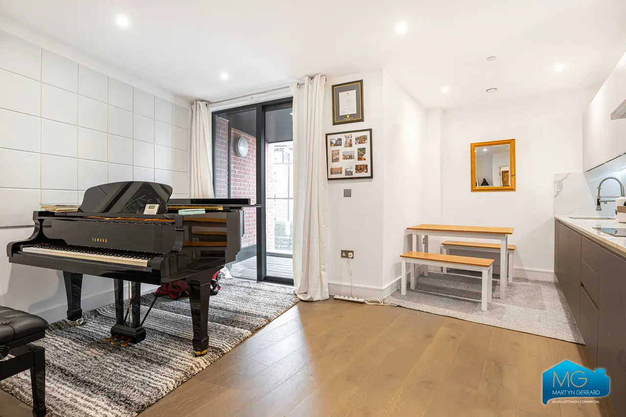 Fox Lane, London, N13, photo 2