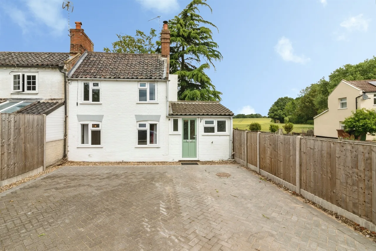 2 bed house for sale — Yarmouth Road, Ellingham, Bungay