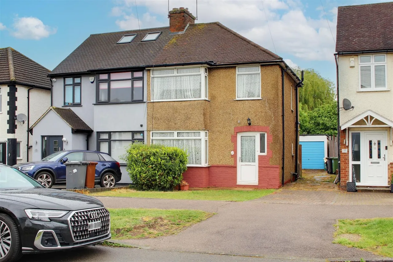 3 bed house to rent — Cambridge Drive, Potters Bar EN6 3ET