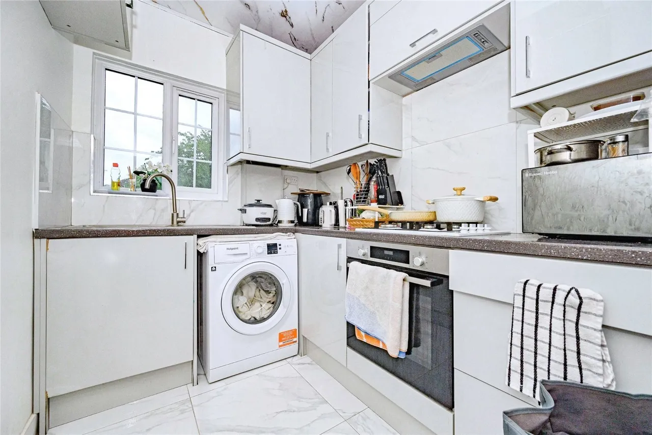 Dunstable Road, Luton, Bedfordshire, LU4, photo 6