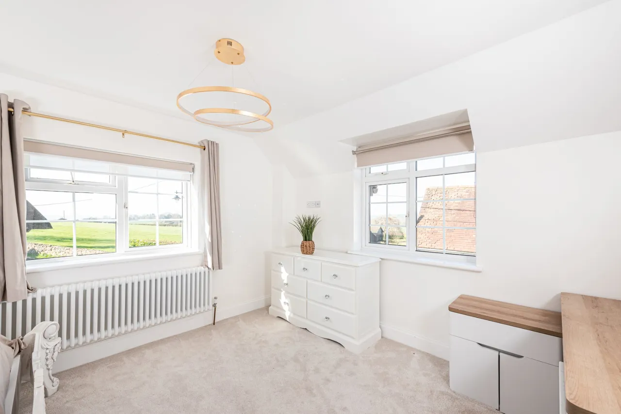 Manor Road, Oving, HP22, photo 7
