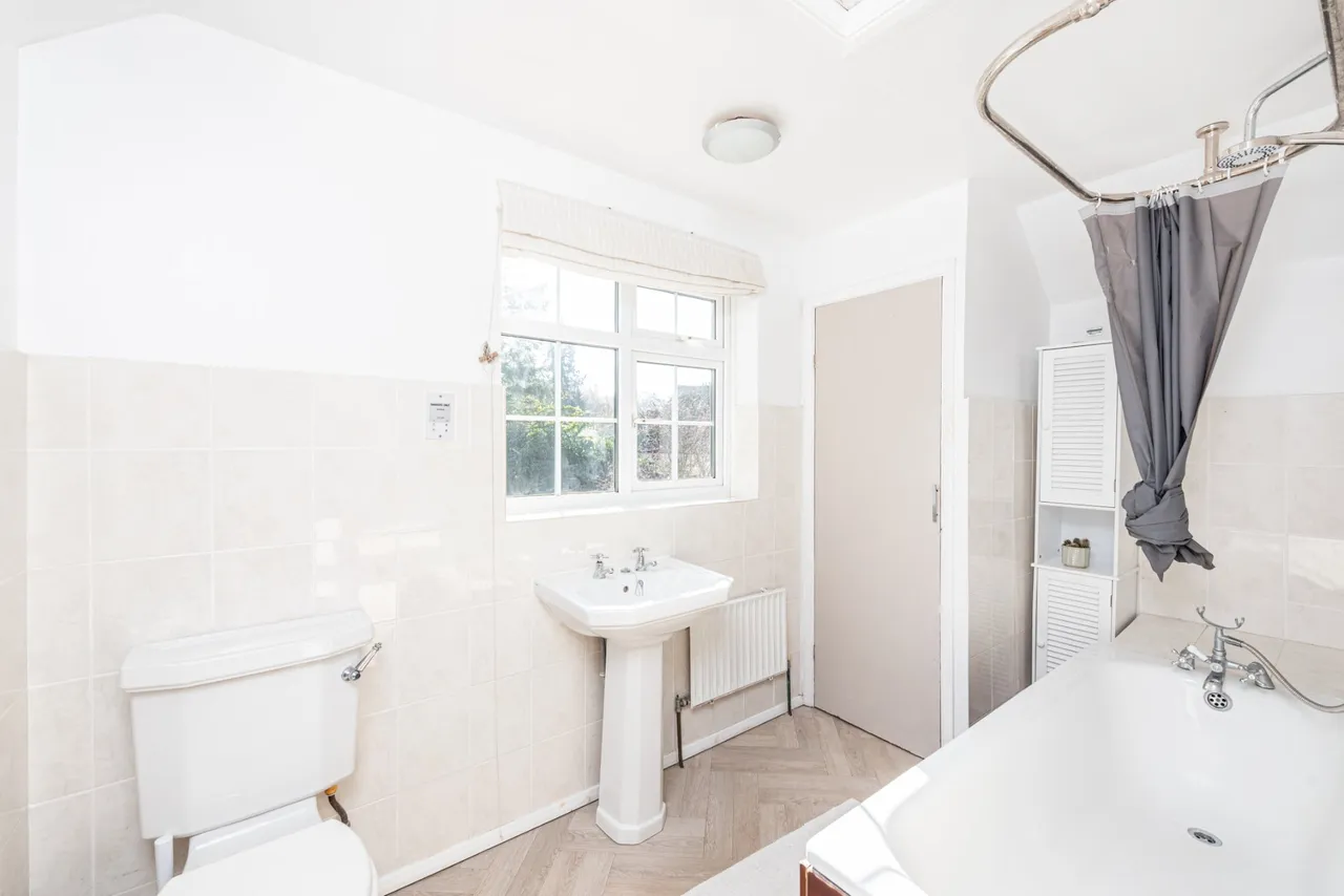 Manor Road, Oving, HP22, photo 12