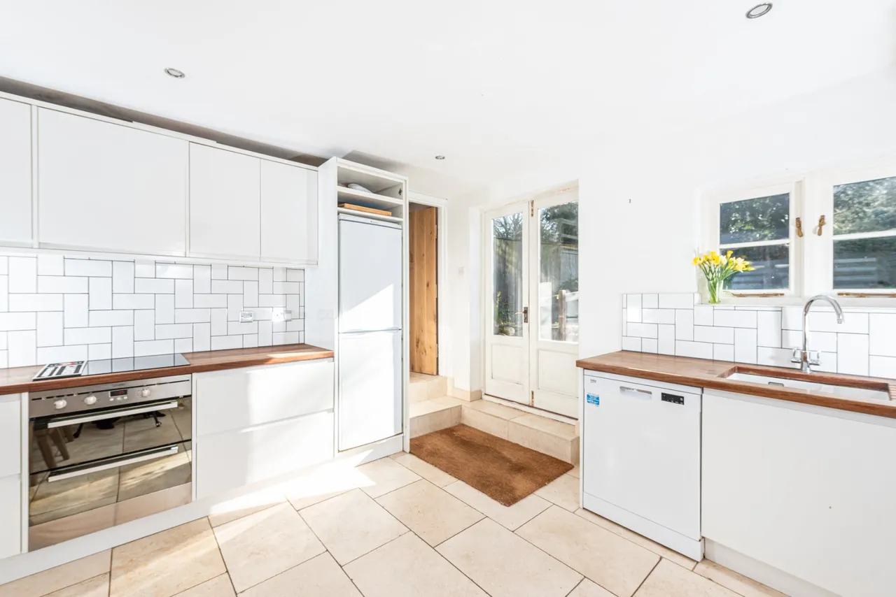Manor Road, Oving, HP22, photo 8