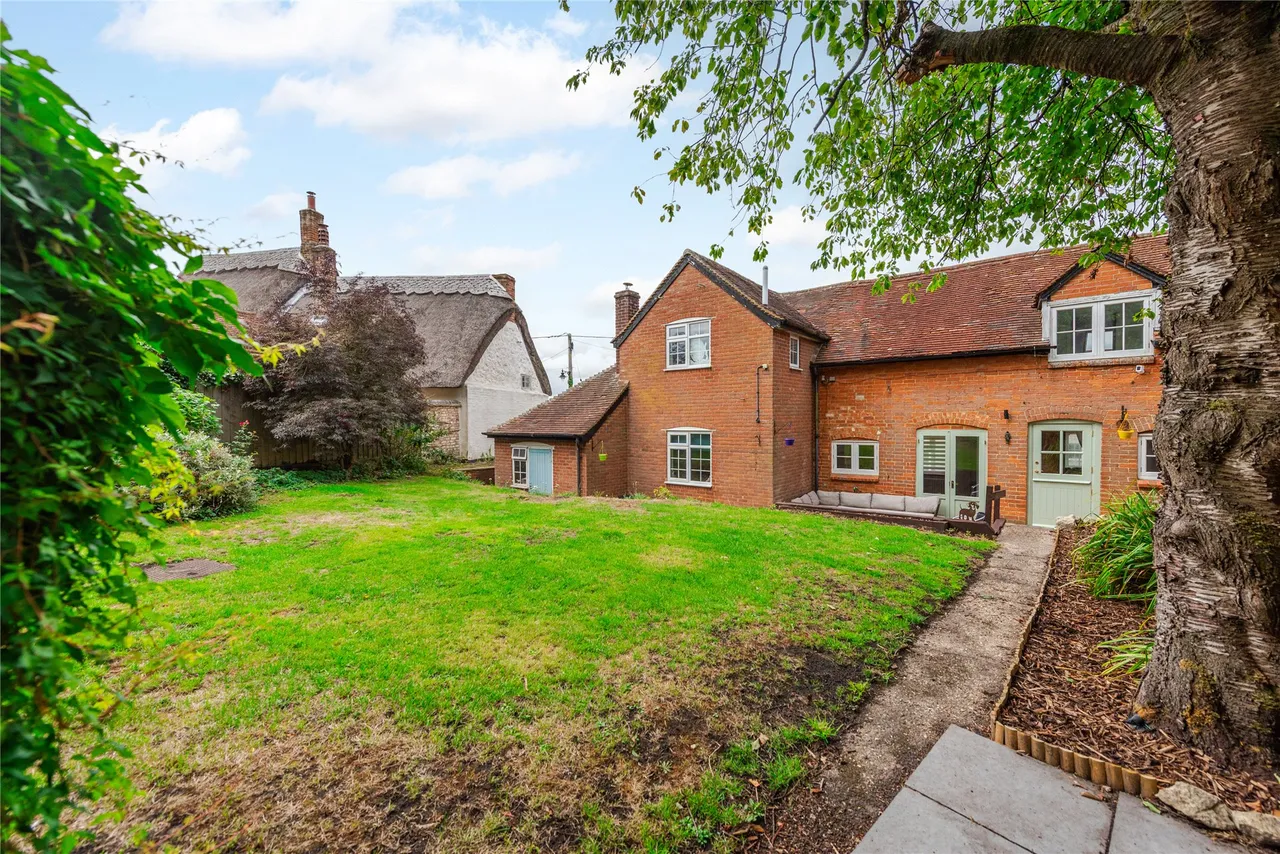 Manor Road, Oving, HP22, photo 18