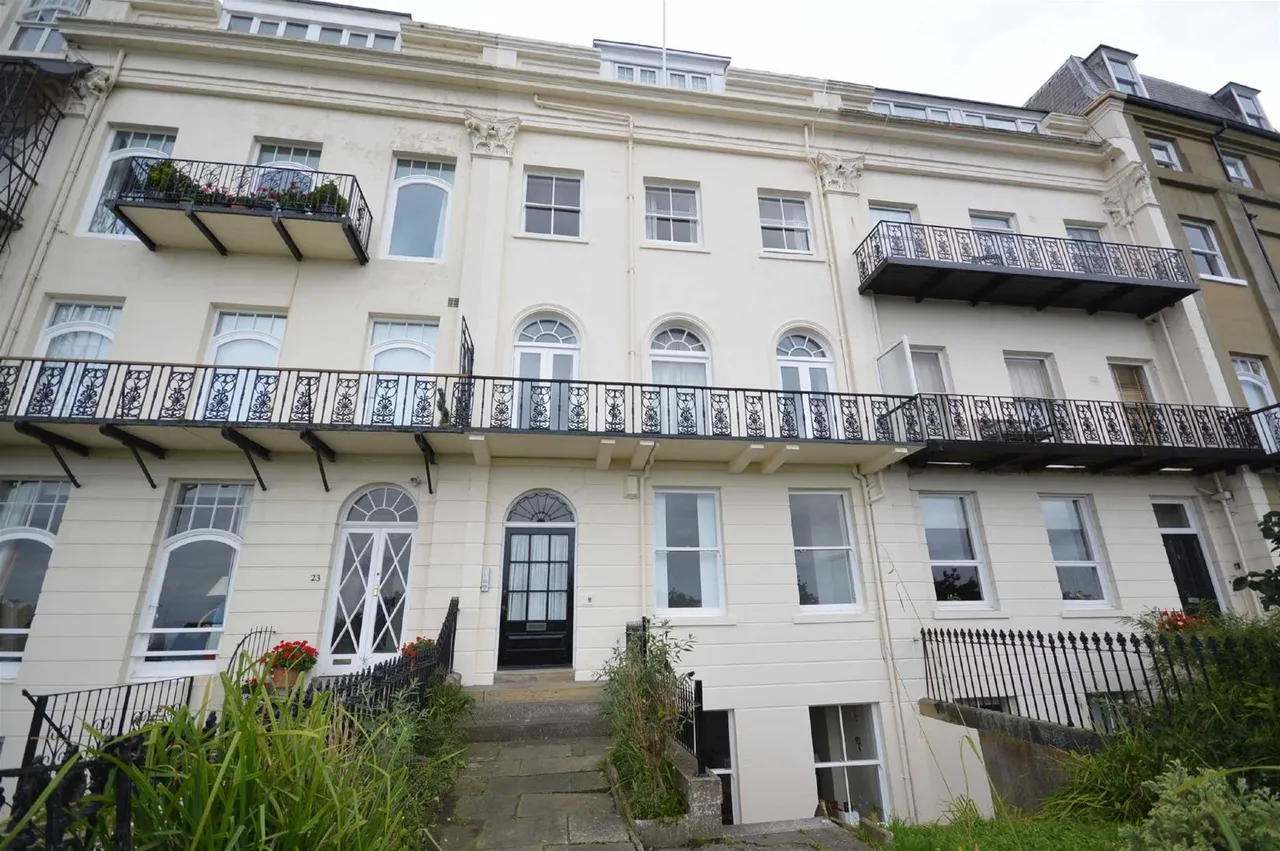 2 bed flat to rent — 22 Esplanade, Scarborough, North Yorkshire YO11 2AQ