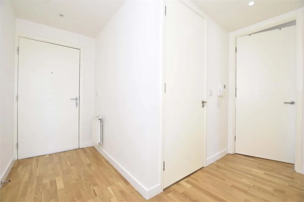 High Road, Wembley, HA9, photo 6