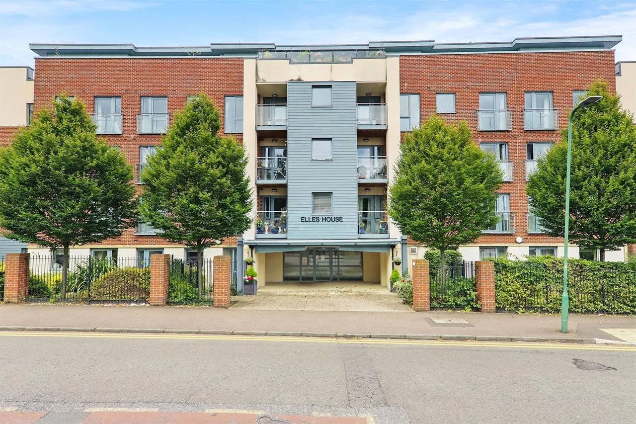2 bed flat for sale, Shotfield, Wallington, SM6