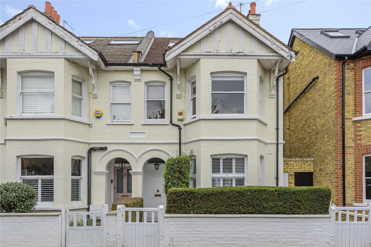 6 bed house for sale — Tudor Road, Hampton, TW12 2NF
