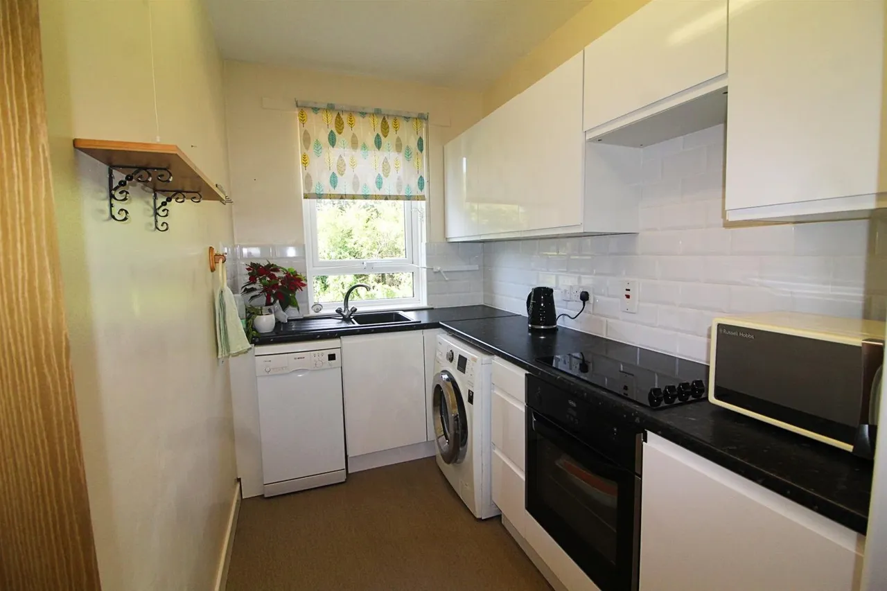 Potters Lane, Barnet EN5 5BA, photo 3