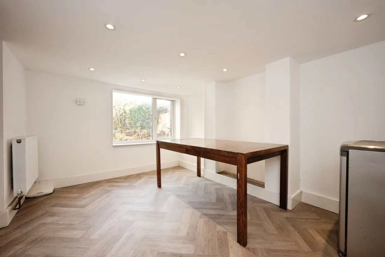 Wellingborough Road, Rushden, NN10, photo 3