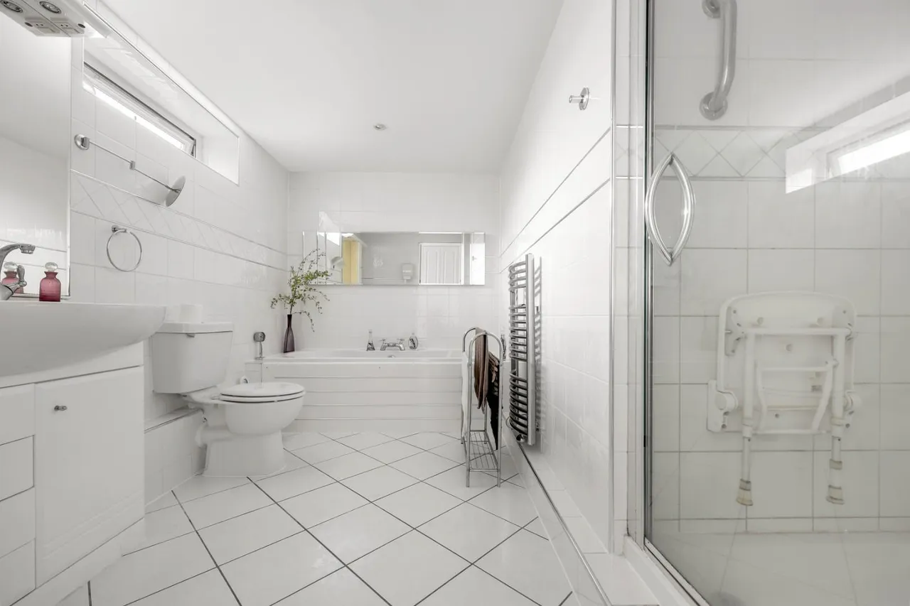 2 bed flat for sale — The Bowls, Chigwell, IG7 6ND