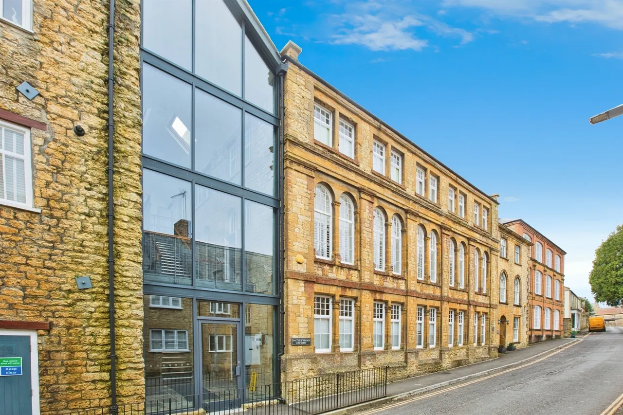 2 bed flat for sale — Abbey Street, Crewkerne