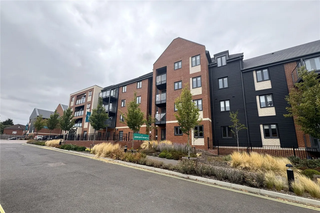 2 bed flat for sale — Station Road, Hook, Hampshire, RG27 9YG
