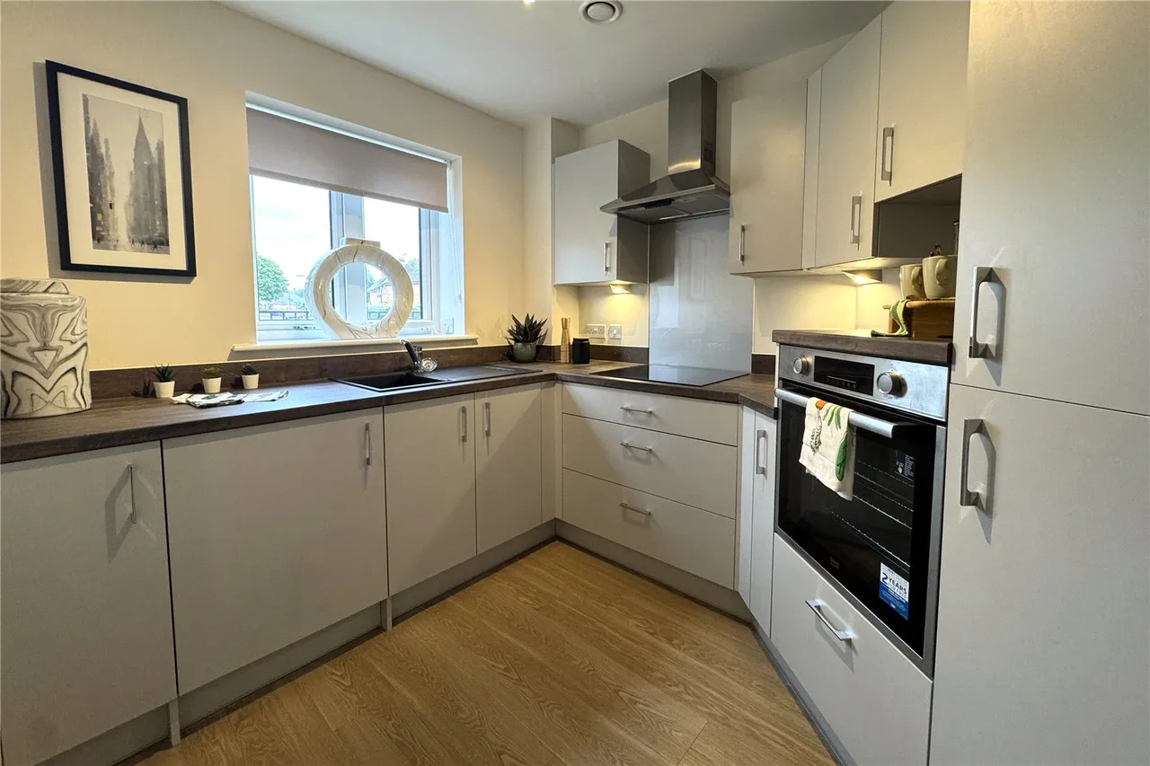 Station Road, Hook, Hampshire, RG27 9YG, photo 3
