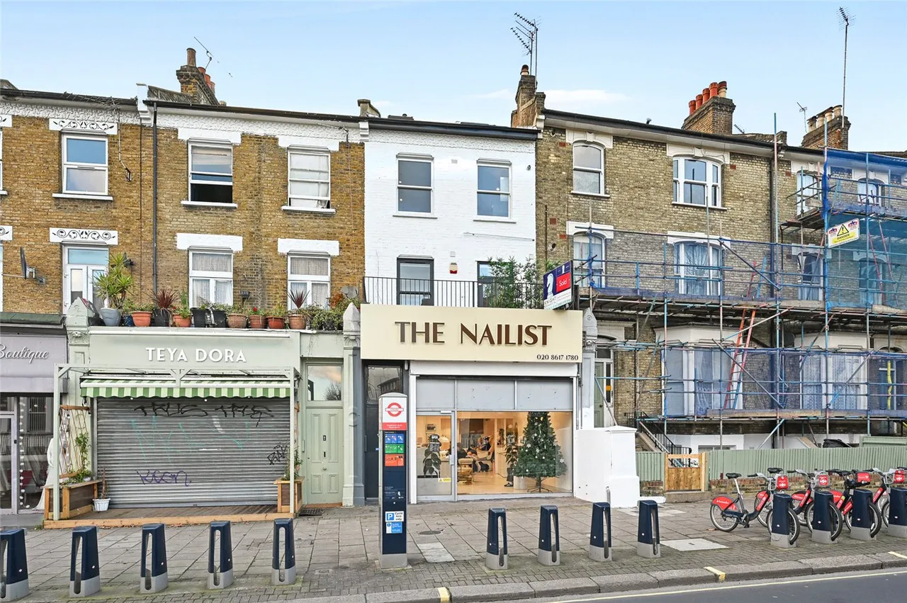 2 bed flat for sale — Shepherds Bush Road, London, W6