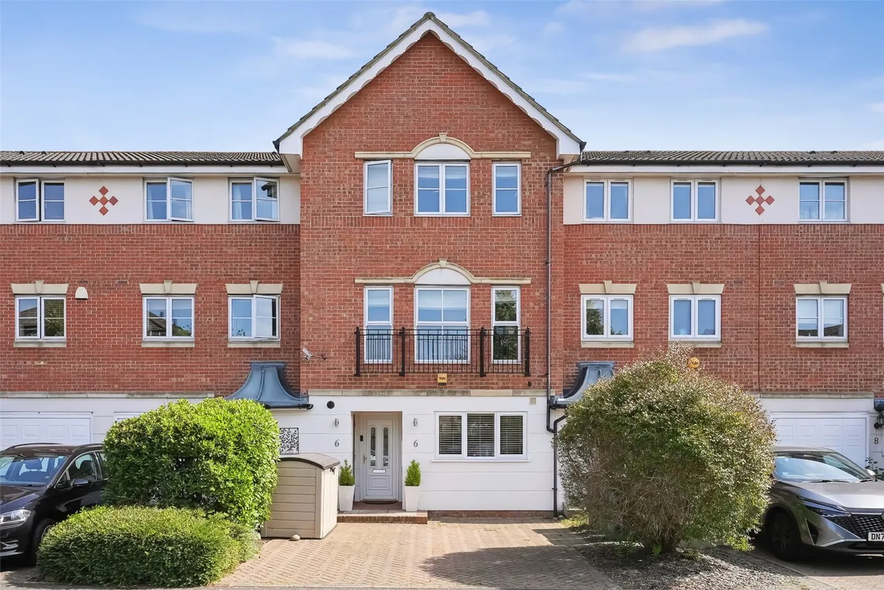 4 bed house for sale — Bowater Gardens, Lower Sunbury, TW16 5JP