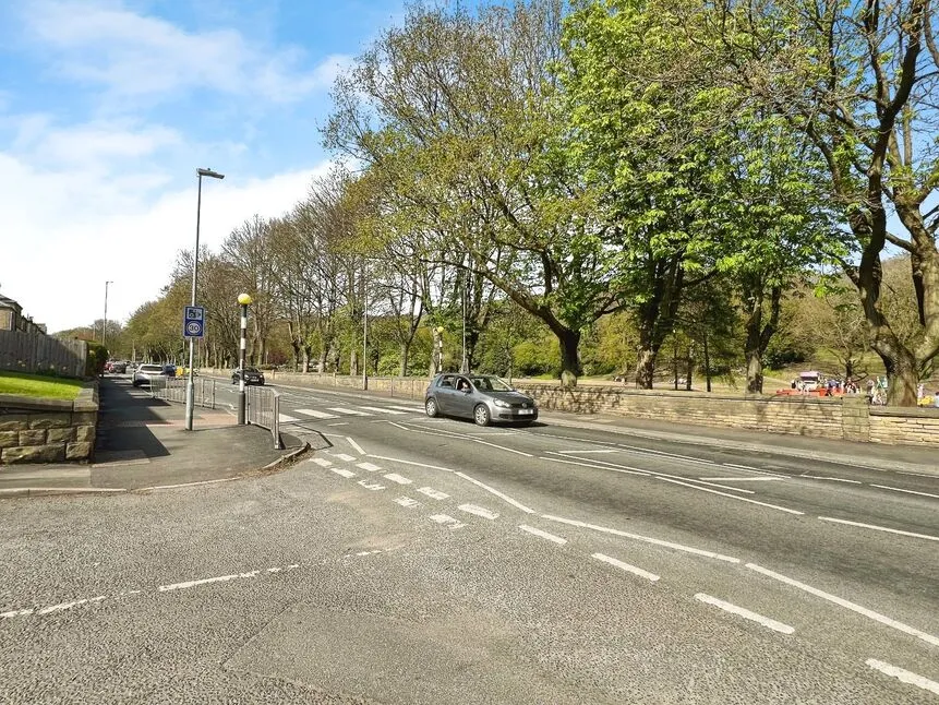 Bradford Road, Batley, West Yorkshire, WF17, photo 3