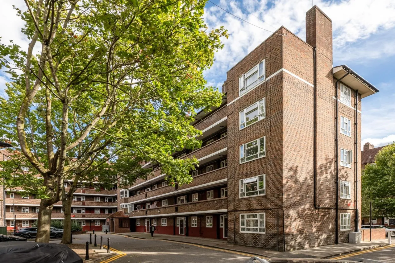 3 bed flat for sale, Lawrence Close, White City, W12
