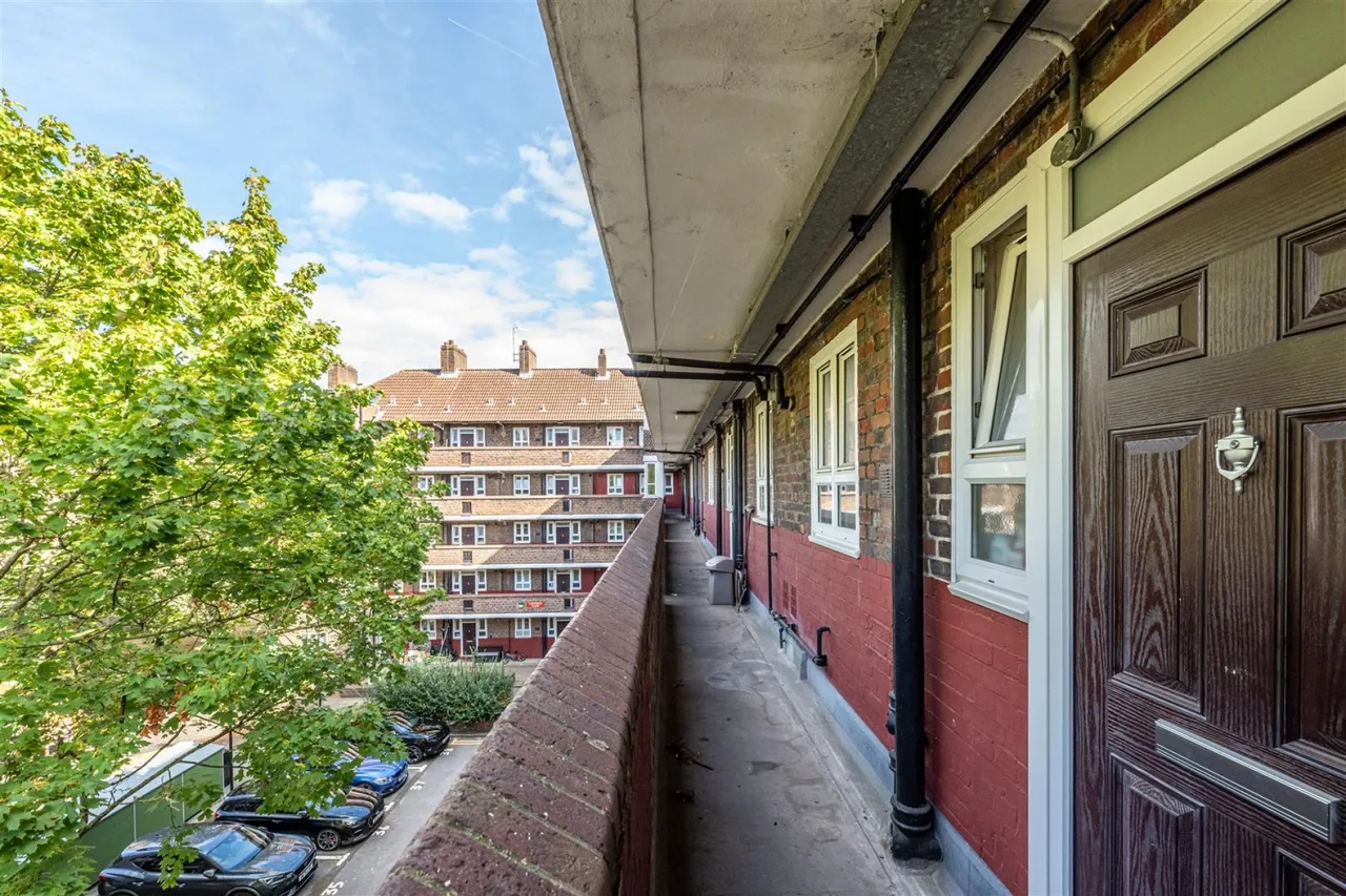 Lawrence Close, White City, W12, photo 8