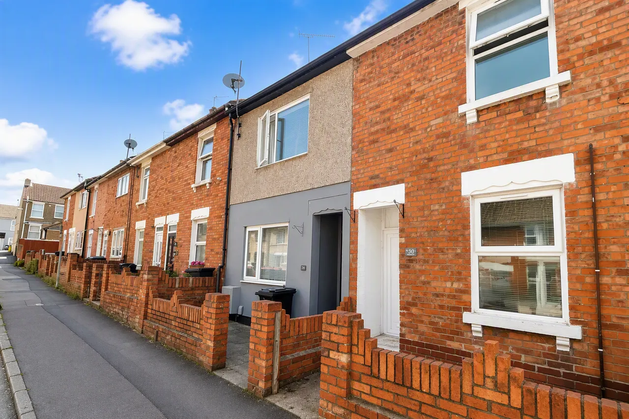 2 bed house to rent — TOWN CENTRE