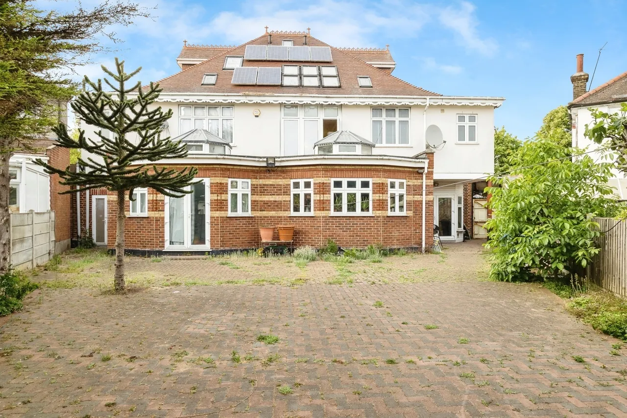 6 bed house for sale — Stratton Drive, Barking, IG11