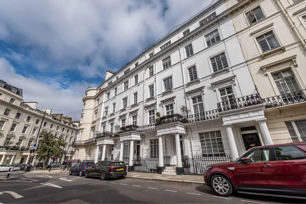 2 bed flat for sale — Westbourne Crescent, London, W2
