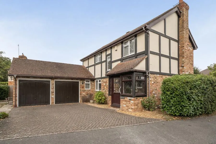 4 bed house for sale, Barber Close, Hurst, RG10