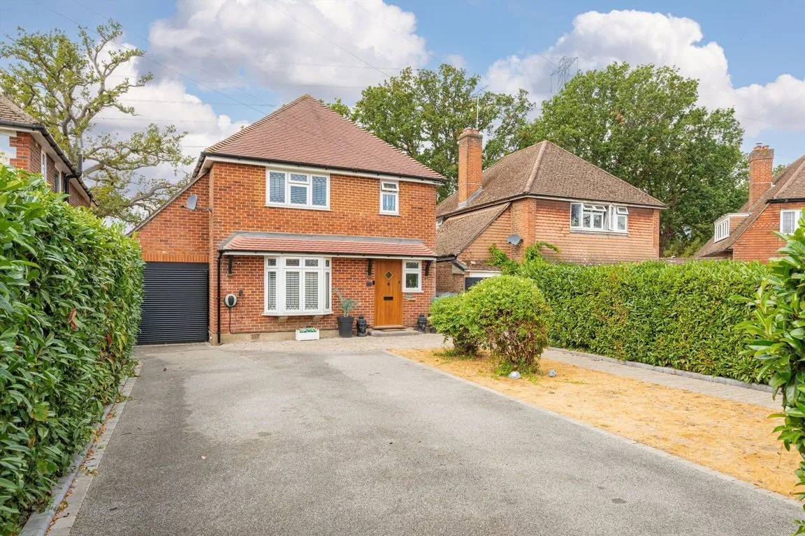 4 bed property for sale, Queens Avenue, West Byfleet, KT14