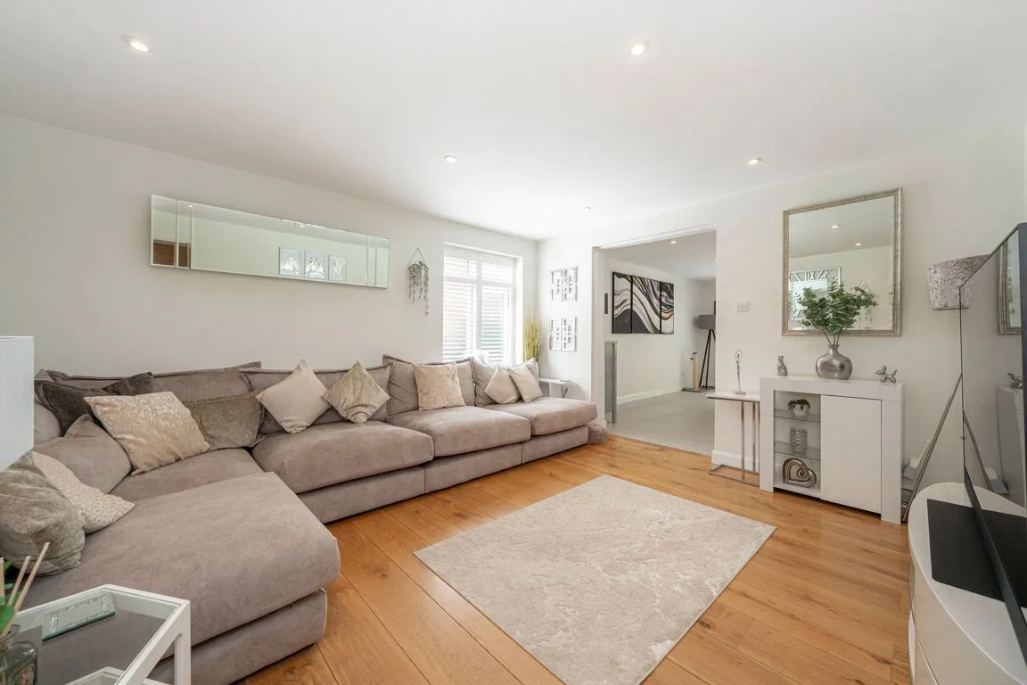 Queens Avenue, West Byfleet, KT14, photo 3