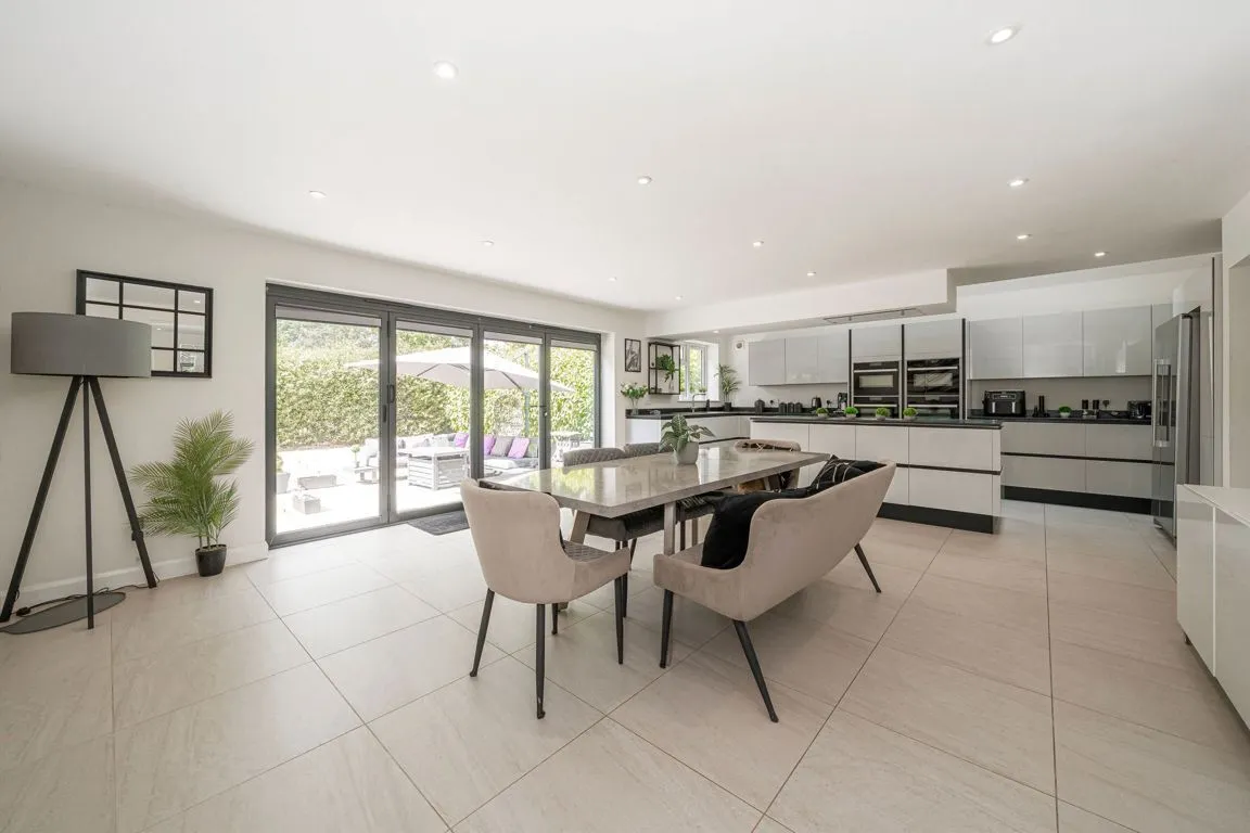 Queens Avenue, West Byfleet, KT14, photo 2