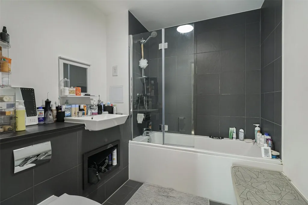 Ron Leighton Way, East Ham, E6, photo 5