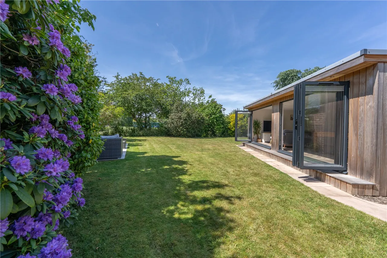 Kenton Avenue, Sunbury, TW16 5AS, photo 19