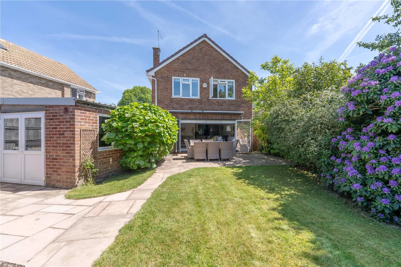 Kenton Avenue, Sunbury, TW16 5AS, photo 18