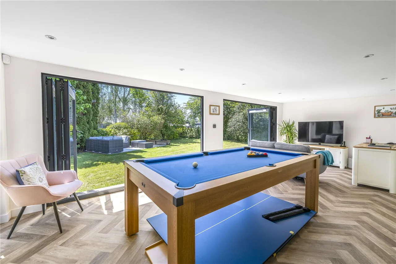 Kenton Avenue, Sunbury, TW16 5AS, photo 12