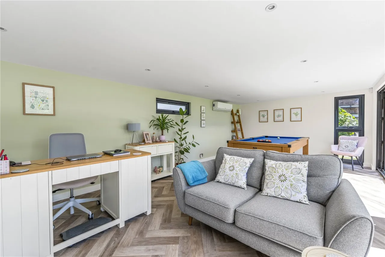 Kenton Avenue, Sunbury, TW16 5AS, photo 13