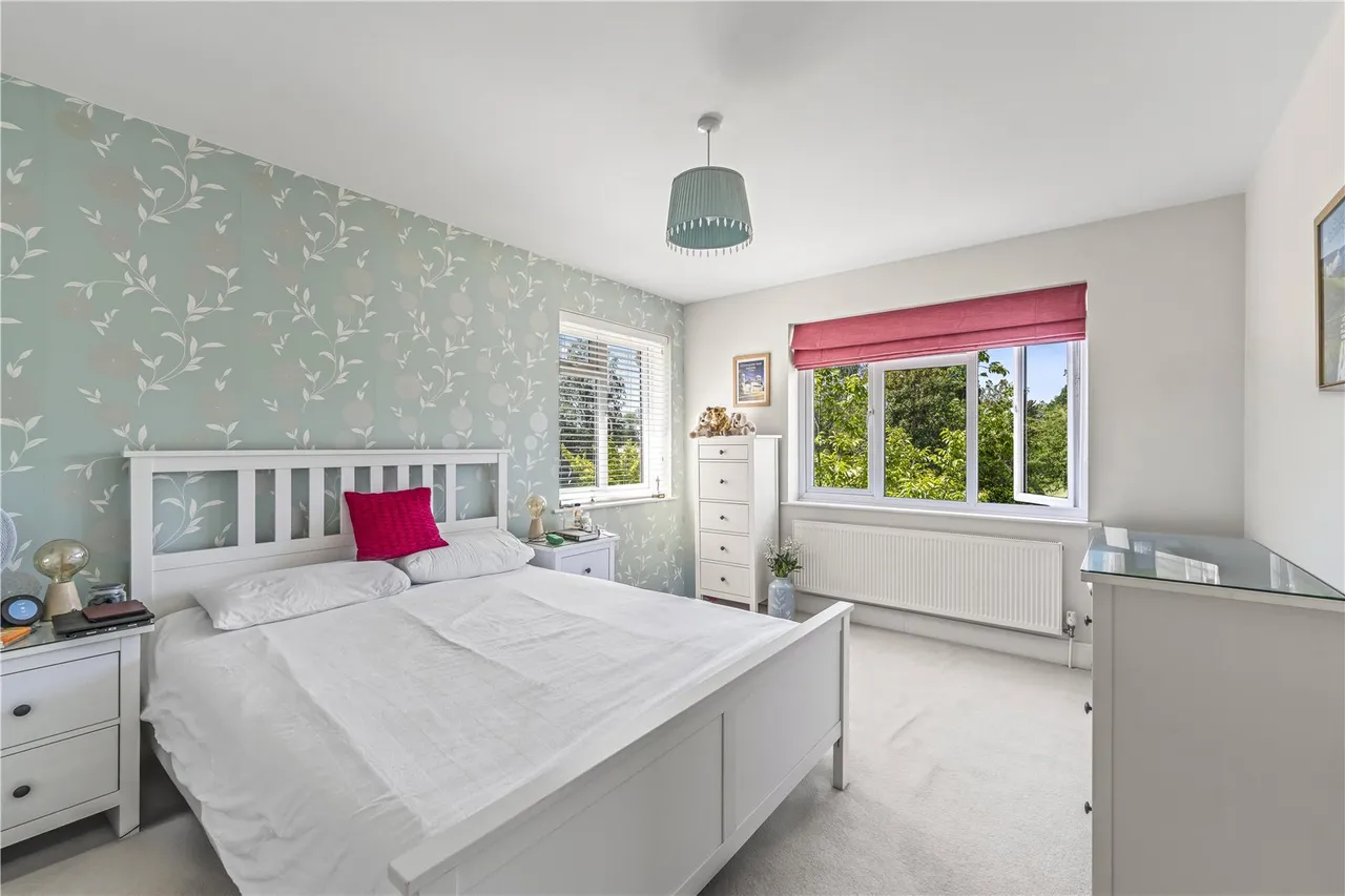 Kenton Avenue, Sunbury, TW16 5AS, photo 8