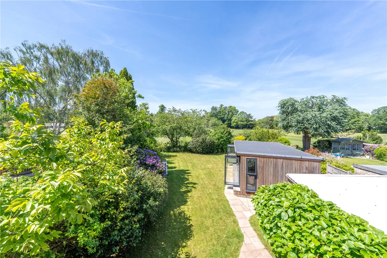 3 bed house for sale — Kenton Avenue, Sunbury, TW16 5AS