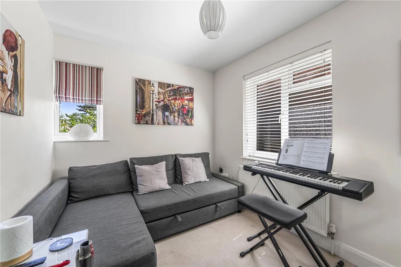 Kenton Avenue, Sunbury, TW16 5AS, photo 11