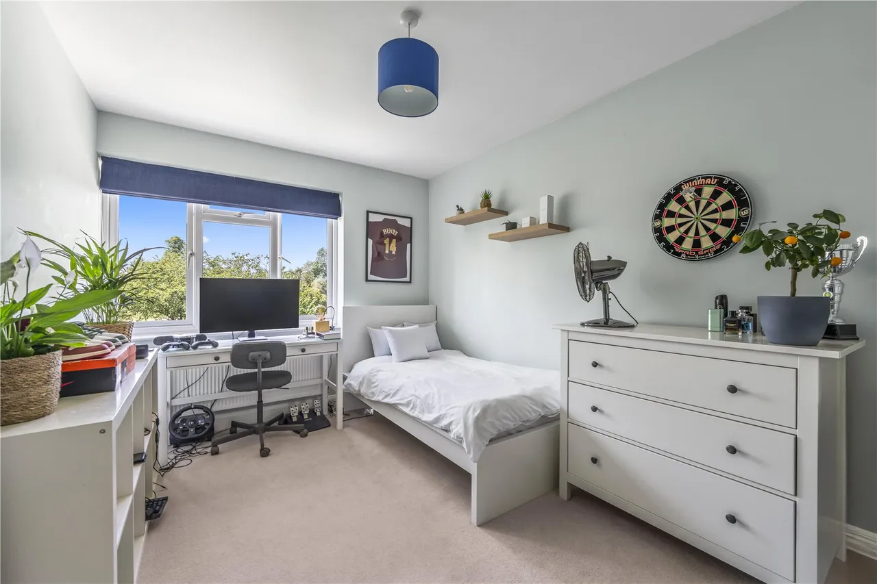 Kenton Avenue, Sunbury, TW16 5AS, photo 10
