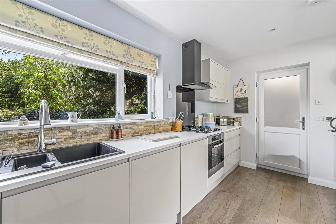 Kenton Avenue, Sunbury, TW16 5AS, photo 5