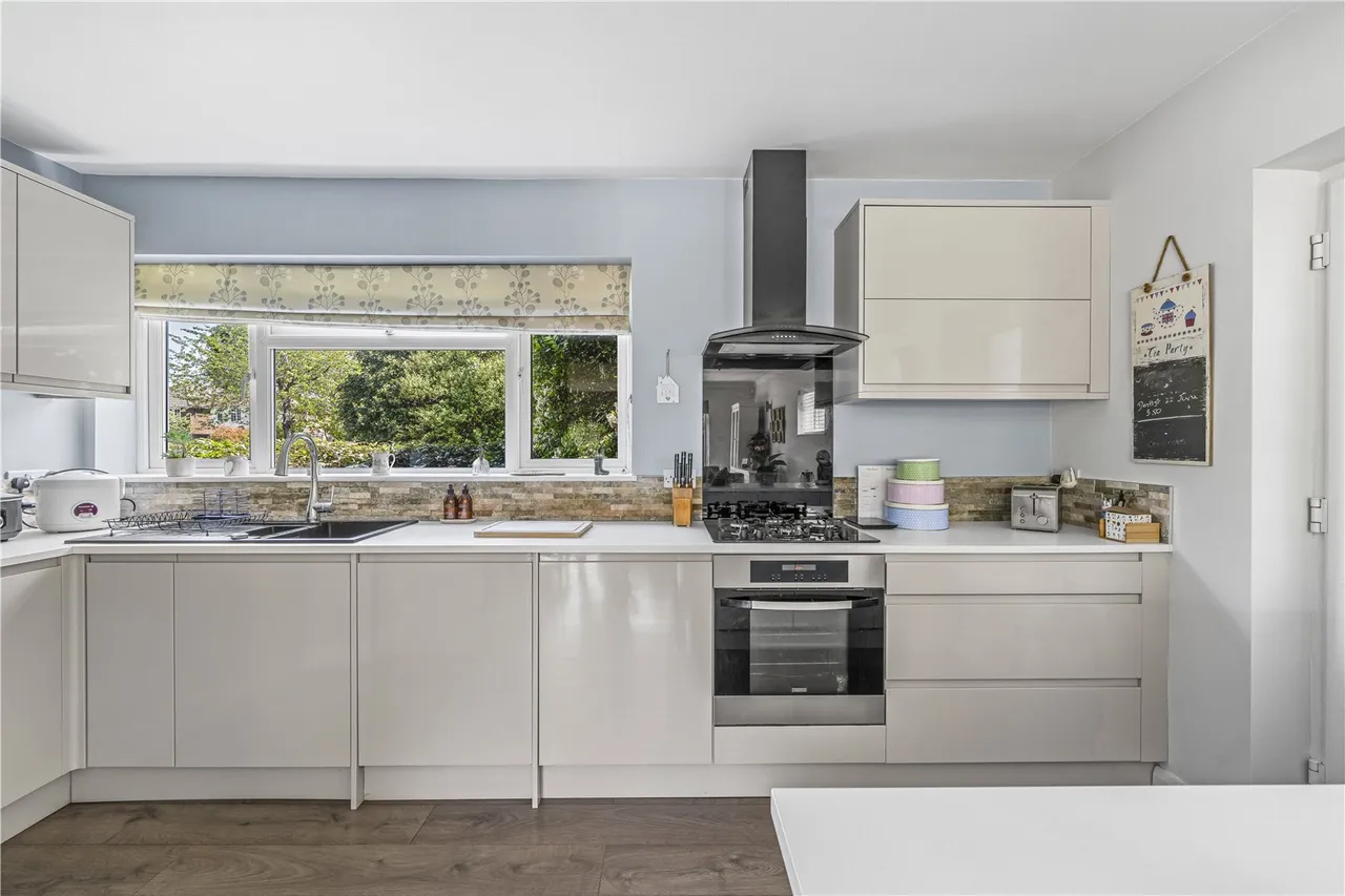 Kenton Avenue, Sunbury, TW16 5AS, photo 3