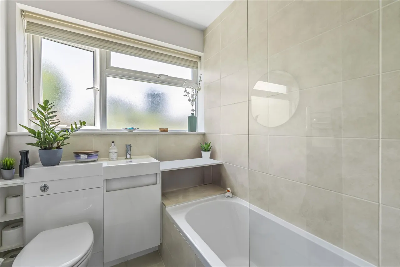 Kenton Avenue, Sunbury, TW16 5AS, photo 9