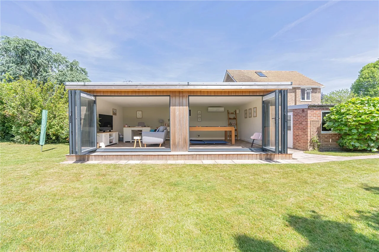 Kenton Avenue, Sunbury, TW16 5AS, photo 16